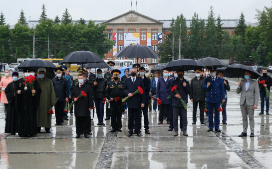 Губернатор Андрей Травников принял участие в памятно-мемориальных мероприятиях