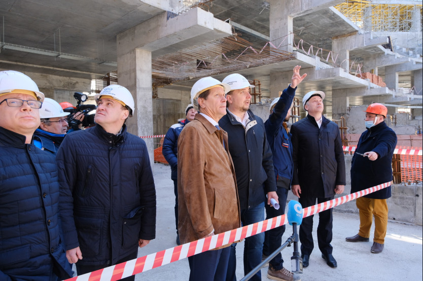 Ход работ по строительству ледовой арены в Новосибирске оценил первый зампред ГД РФ Александр Жуков