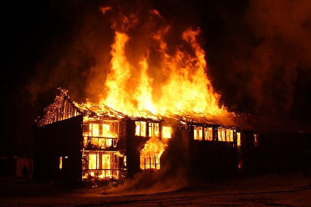 В Новосибирской области в страшном пожаре погибли мать и трое детей
