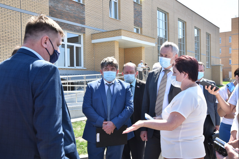 Губернатор проконтролировал готовность новой школы в Южном микрорайоне Бердска