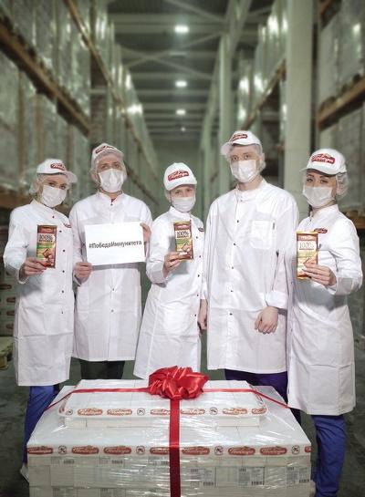 Новосибирских врачей угостили шоколадом для укрепления иммунитета