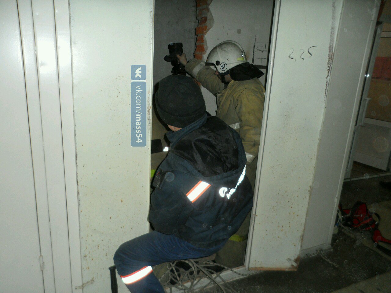 Люди в шахте застряли. Лифт застрял между этажами.