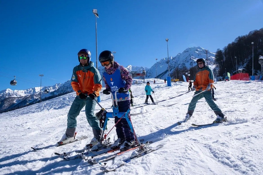 Более 1700 часов занятий по горным лыжам для людей с ограниченными возможностями провели на «Роза Хутор» в зимнем сезоне 2023/2024