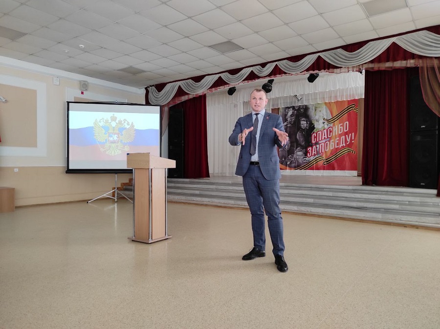 Депутат Железногорска пообщался со старшеклассниками школы № 97