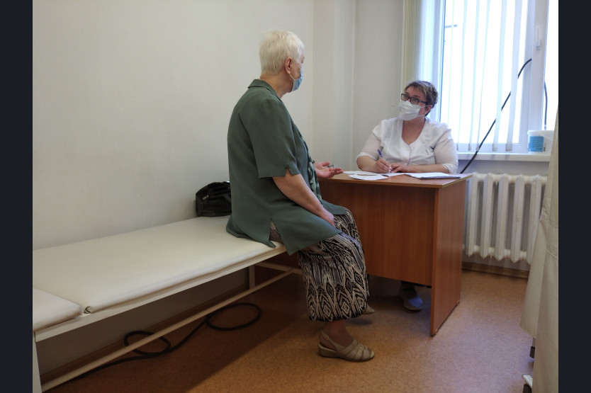 Медики Новосибирска консультируют и вакцинируют жителей отдалённых микрорайонов города