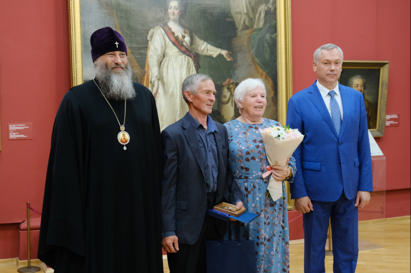 Губернатор наградил супружеские пары со стажем медалями «За любовь и верность»