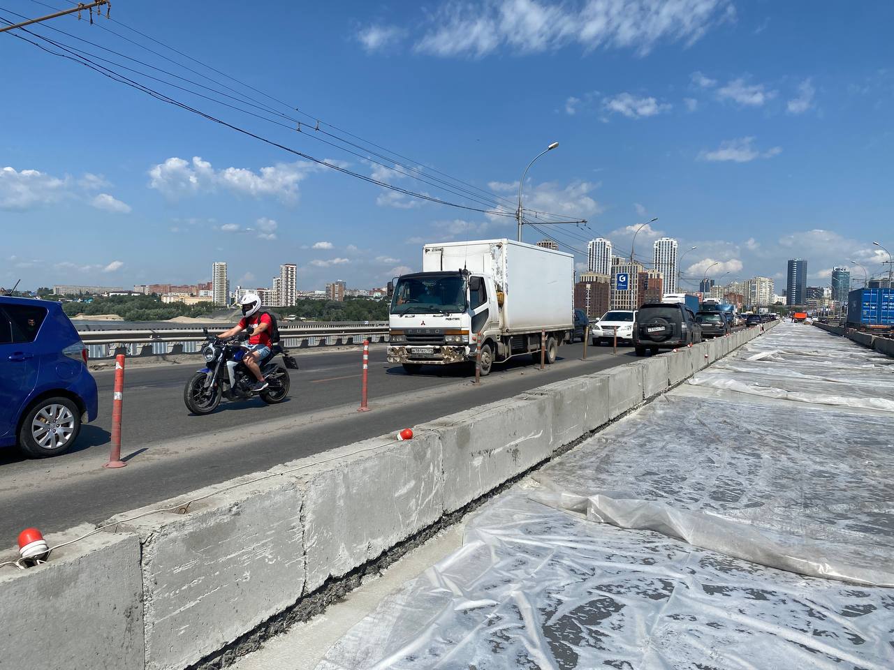 В Новосибирске на Димитровском мосту заменят дорожную одежду 