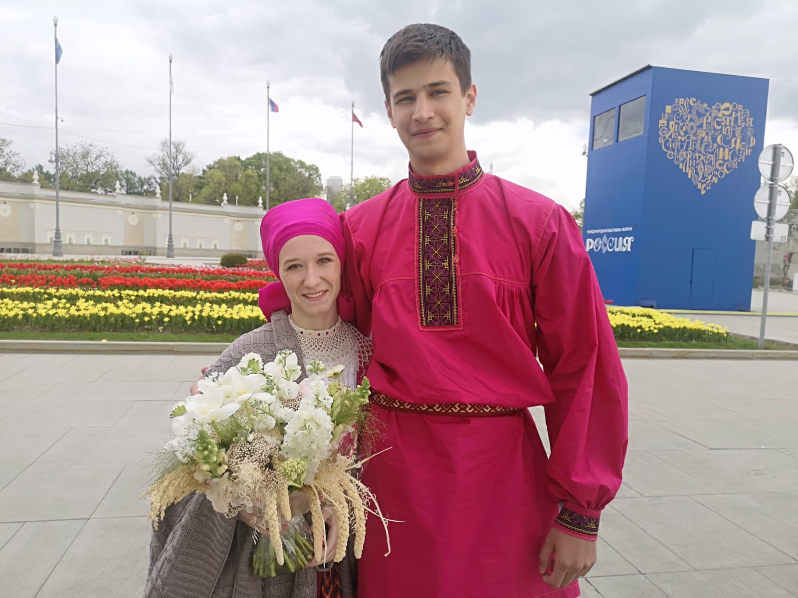 На ВДНХ продолжаются свадьбы: ещё одна новосибирская пара вступила в брак