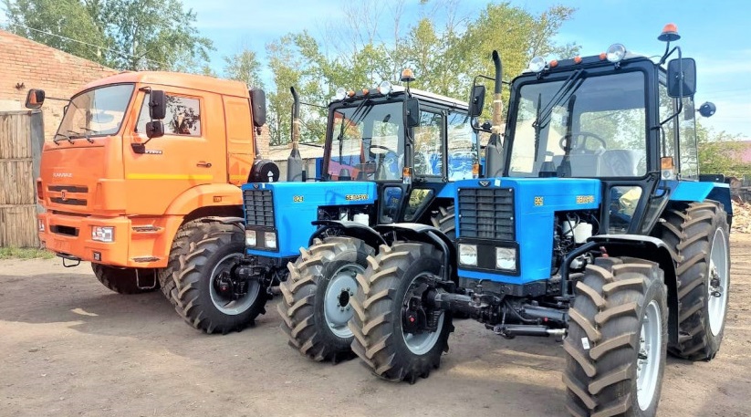 Новые тягачи КамАЗ и колесные тракторы получили лесхозы Новосибирской области