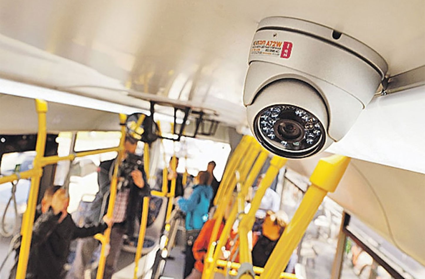 Камеры общественного транспорта. Видеонаблюдение в автобусе. Видеокамера в автобусе. Камеры наблюдения в автобусе. Системы видеонаблюдения на транспорте.